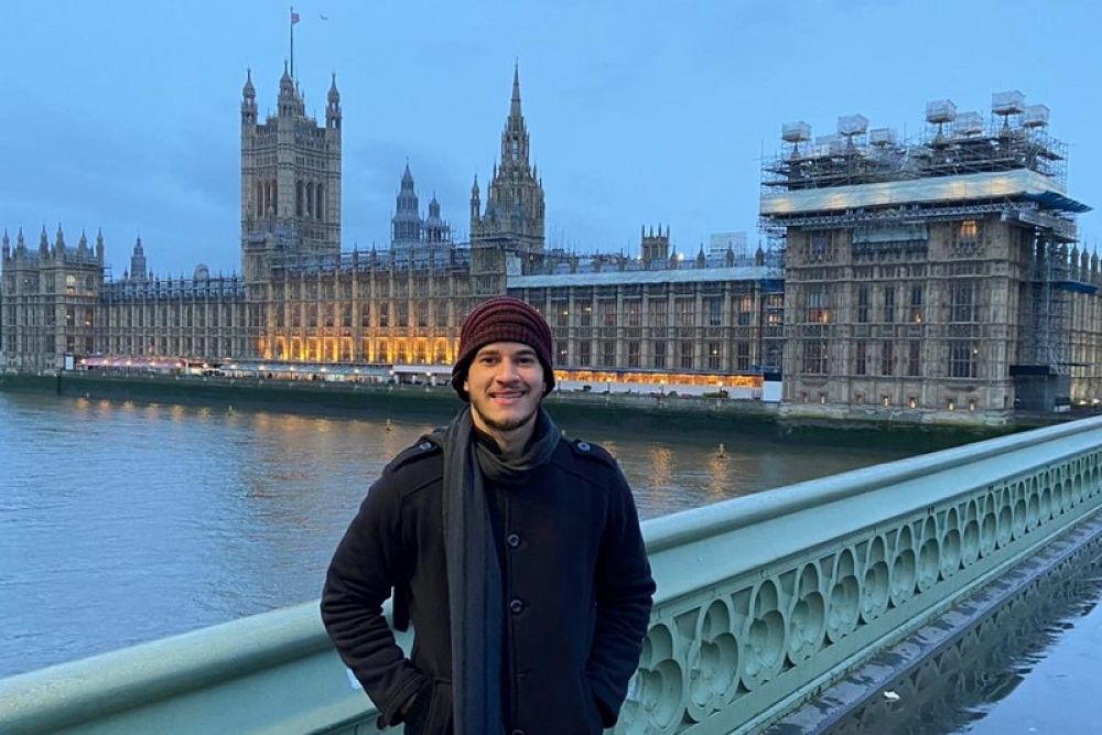 Lucas Rinald em frente ao Parlamento Britânico.
