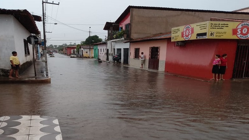 Rua Leonel Amorim, centro de Itapecuru. Segunda-feira (20/01) após 30min de chuva