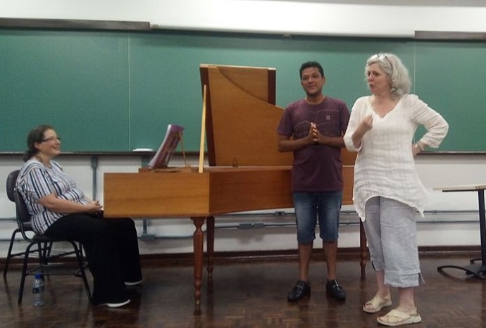 Silas Gomes ao lado da sopreno Sophie Daneman (dir) e da carvista Isabel Canji (esq)