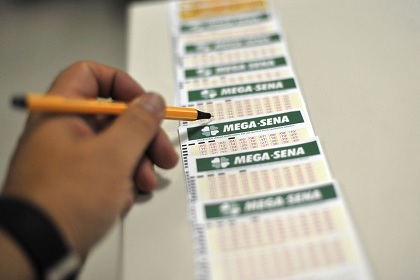 Mega-Sena acumula e deve pagar R$ 90 milhões no sábado