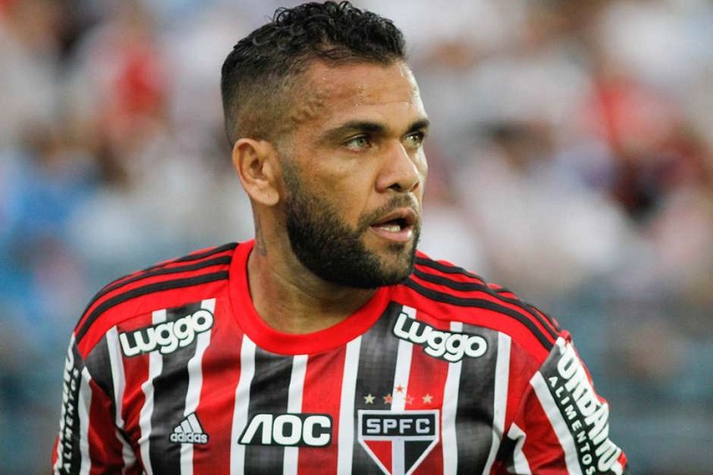 Daniel Alves tem carro roubado de dentro de estacionamento