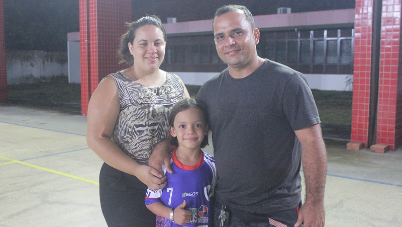 Arlley com seus pais Arielly e Alex Paiva, que também é atleta. Foto: Alberto Júnior.