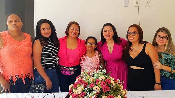 Ítala Lages de vestido rosa ao centro ladeada pelas amigas da comissão organizadora do evento