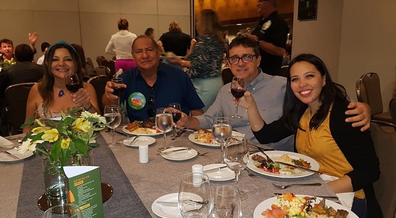 Alcione (ao centro) em almoço com empresários. Santiago, Chile. Foto: Reprodução