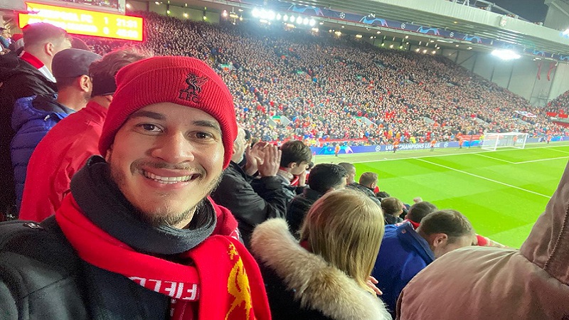 Lucas Rinald no estádio Anfield Road, em Liverpool, Inglaterra.