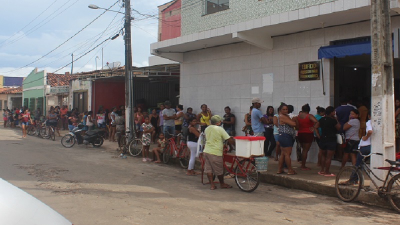 População em fila para receber dinheiro e pagar contas em Itapecuru. Foto: João Di Bragança