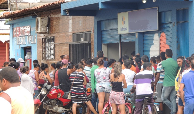 Aglomeração em frente a casa lotérica em Itapecuru. Foto: Itapecuru Notícias