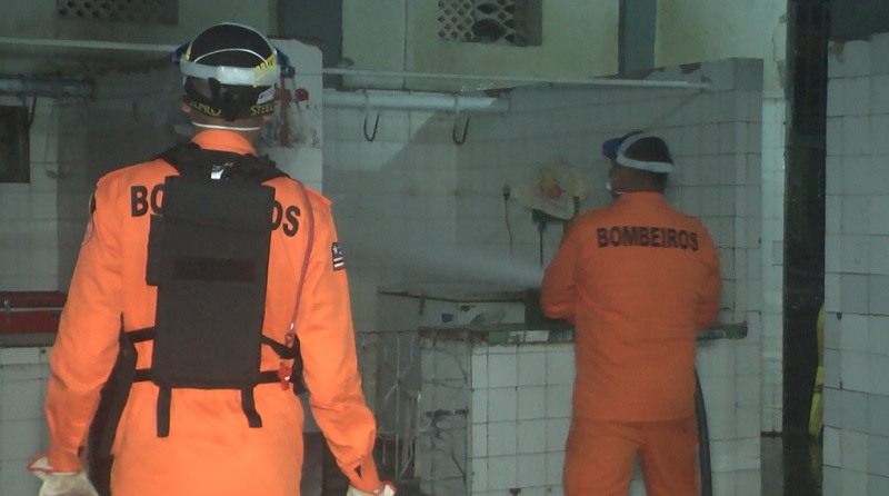 Militares aplicando produtos de desinfecção no mercado público municipal de Itapecuru, inaugurado em 31 de Dezembro de 1920. Foto: Itapecuru Webtv
