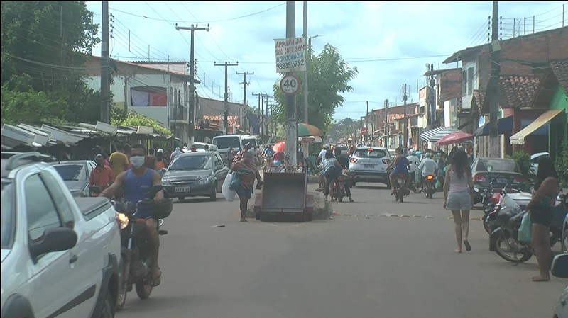 Fluxo de pessoas na feira do Caminho Grande em Itapecuru na manhã deste domingo (10). Foto: João Di Bragança / Itapecuru Webtv