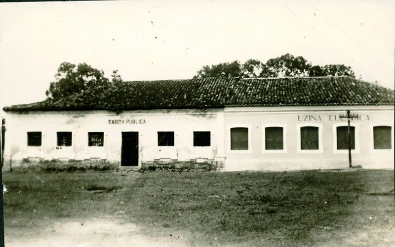 Primeiros prédios de governo em Itapecuru. Cadeia pública, Câmara e Oficinas, construção iniciada em 1816 e inauguração em 1818 na fundação da vila. Neste prédio foi redigido o termo de adesão à independência em 1823