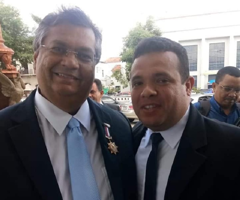 Vereador Carlos Júnior fazendo self em evento com presença do governador Flávio Dino. Foto: Reprodução facebook