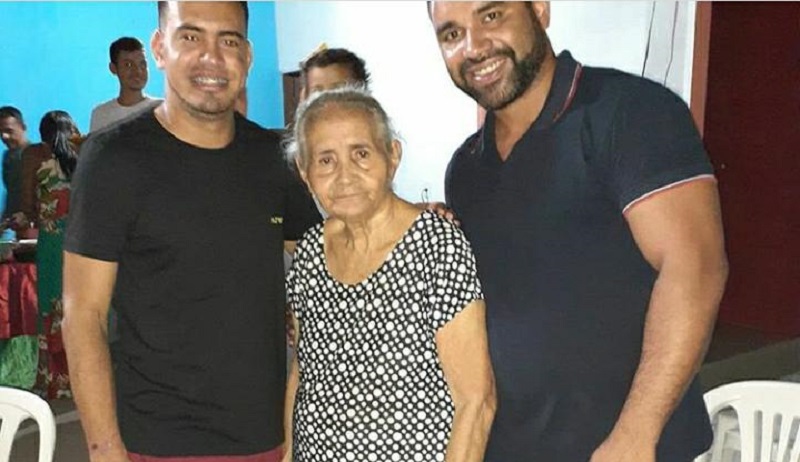 Dona Maria das Dores (centro) e os netos Breno (esq) e Emílio (dir) Gundes. Foto: Arquivo pessoal