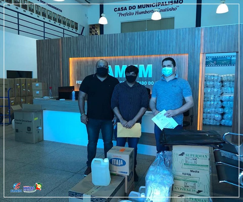 Prefeito Gigi Araújo (centro) recebendo EPIs das mãos de Erlanio Xavier, presidente da FAMEM. Foto: Be Lo / Premiere Matões