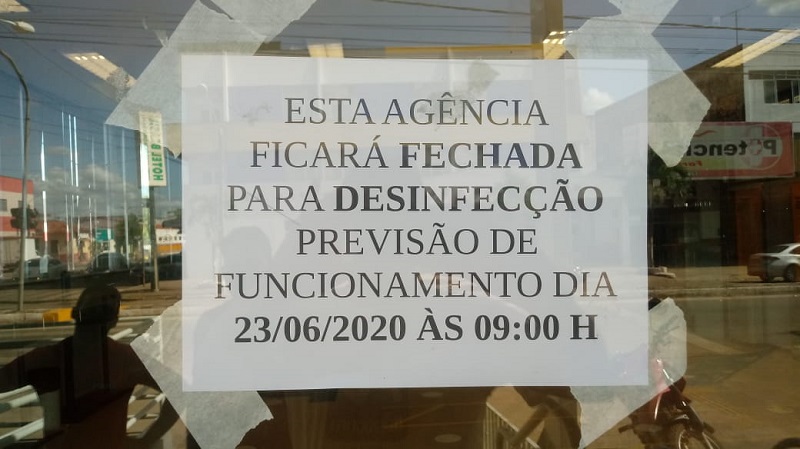 Cartaz colado na porta de entrada da agência do banco do Brasil em Itapecuru Mirim. Foto: João Di Bragança