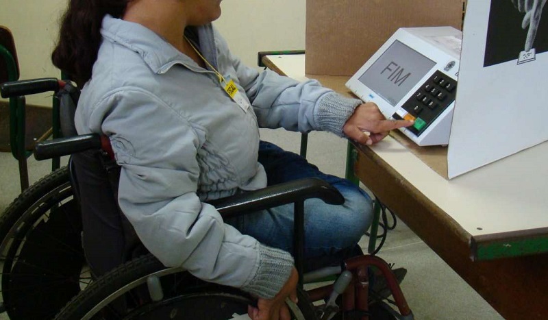 Eleitora cadeirante tendo acesso à urna eletrônica. Foto: Reprodução