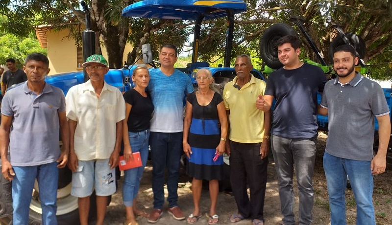 Deputado Marreca Filho entrega máquinas agrícolas a comunidades rurais em Itapecuru
