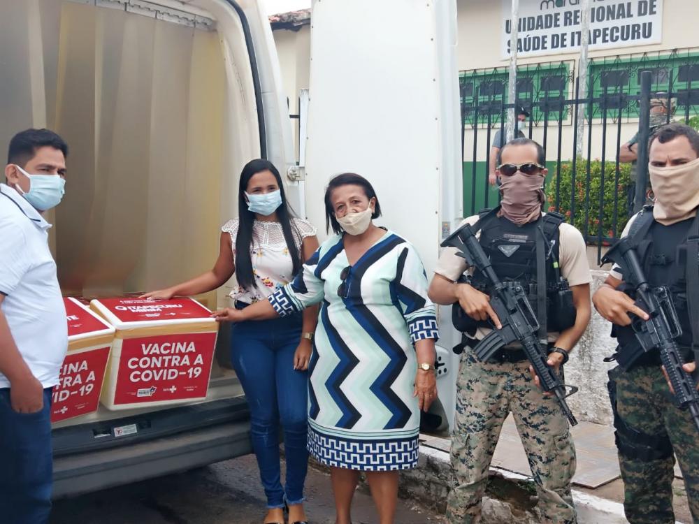Gestora regional de saúde de Itapecuru, Sebastiana Cardoso, recebendo 2º lote de vacinas contra COVID-19. Foto: Divulgação