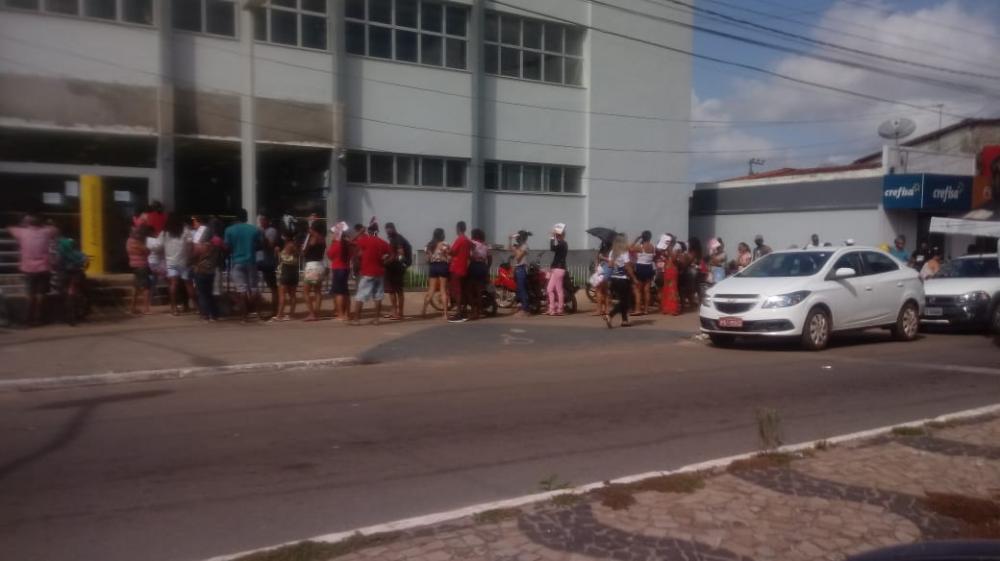 Clientes em frente a uma das agências bancárias de Itapecuru Mirim. Foto: Itapecuru Webtv.