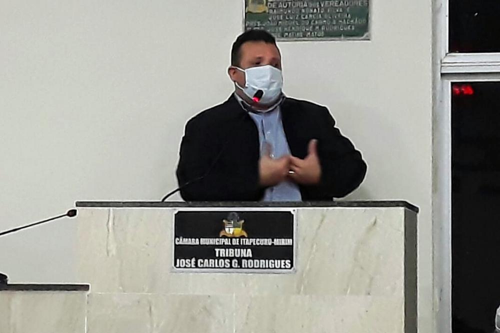 Vereador Carlos Júnior (PRB) em discurso na tribuna da câmara de Itapecuru Mirim. Foto: Henrique 