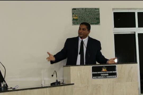 Vereador Alberto Ferreira na tribuna José Carlos Rodrigues, da Câmara de Itapecuru Mirim.