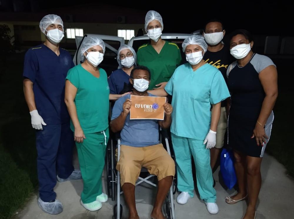 Seu Benildo (centro) ao lado a equipe médica e os filho Robgol (ao fundo) e Elba Cristina (esq)