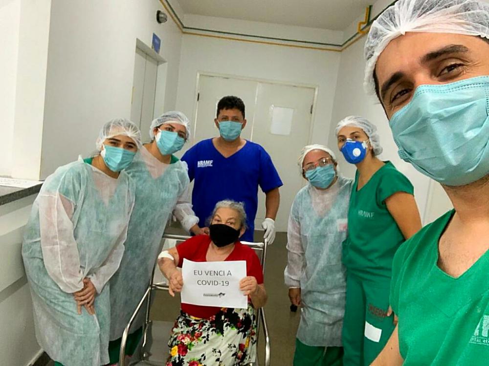 Equipe médica do Hospital Regional Adélia Matos Fonseca acompanhando alta de paciente com COVID-19 em Itapecuru.