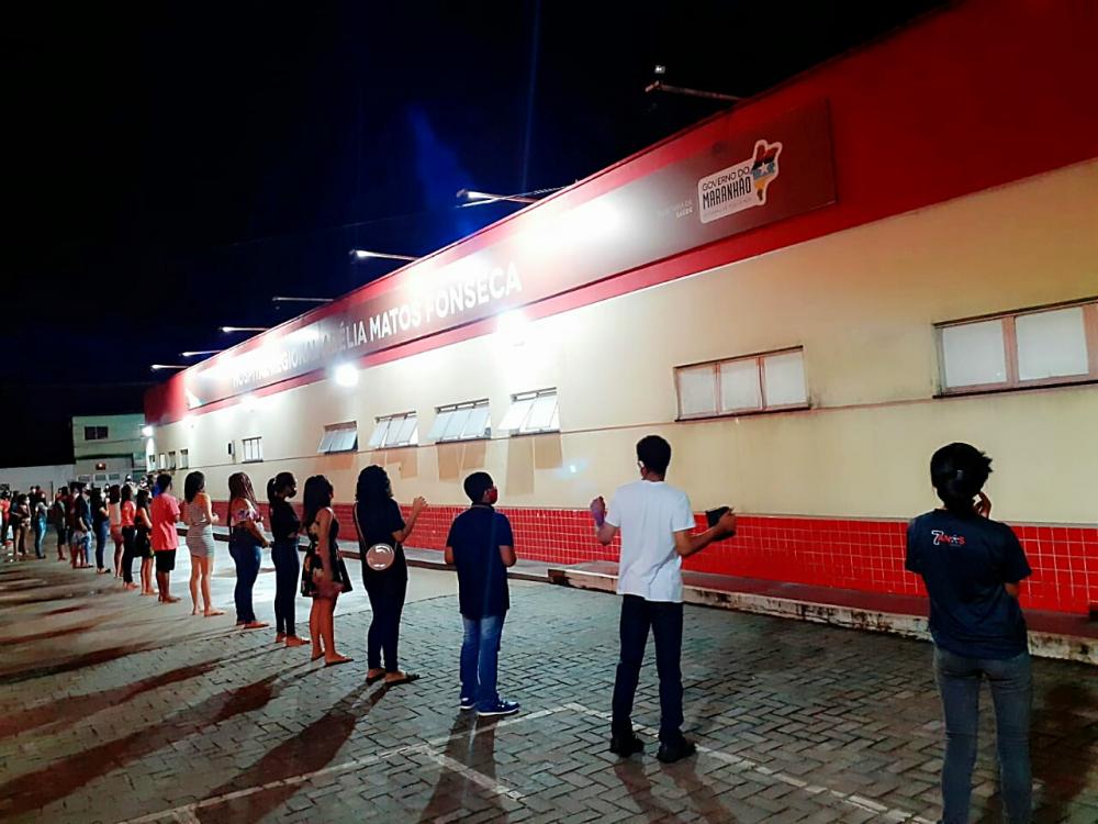 Jovens em oração pelos pacientes e profissionais do HRAMF. Foto: Reprodução