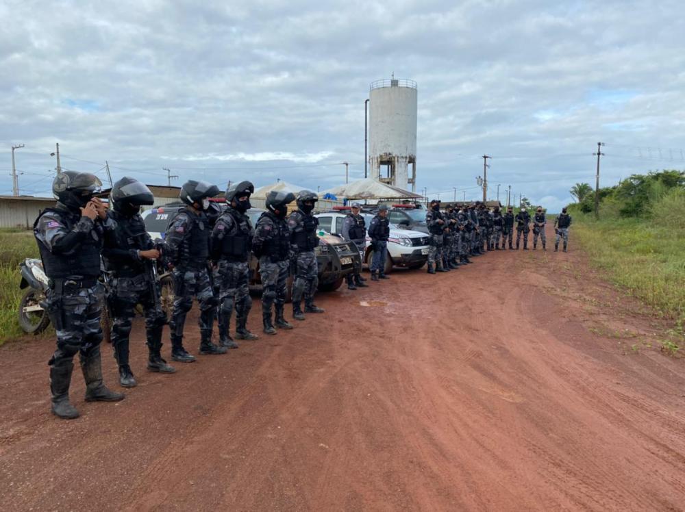 Tensão: Polícia aguarda mutuários do Milton Amorim na entrada do conjunto