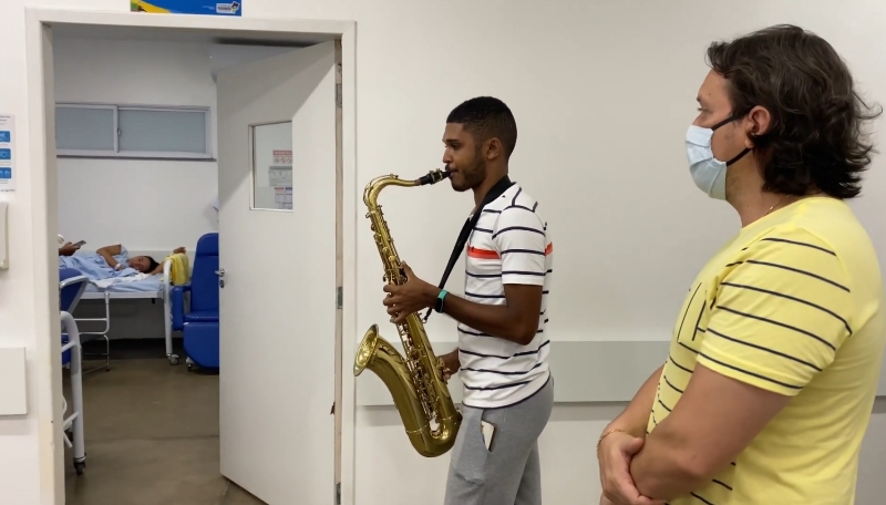 Recuperado da COVID-19 no hospital regional de Itapecuru, jornalista homenageia unidade