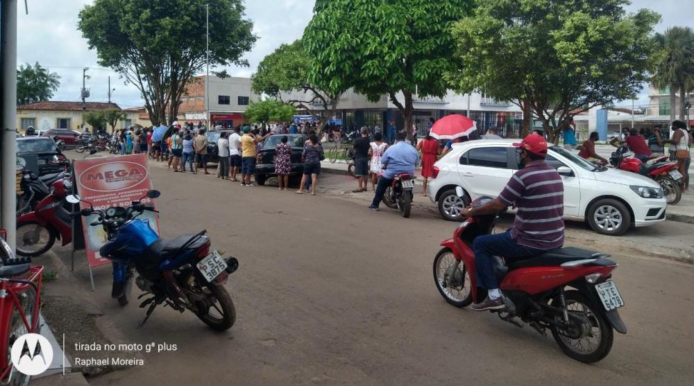 Aglomeração no local de vacinação em Itapecuru. Foto: Raphael Moreira