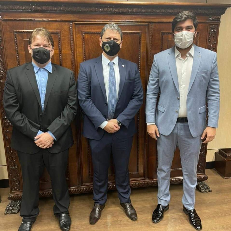 (dir) Anderson Gorgen, ministro Tarcísio Freitas, deputado Marreca Filho.