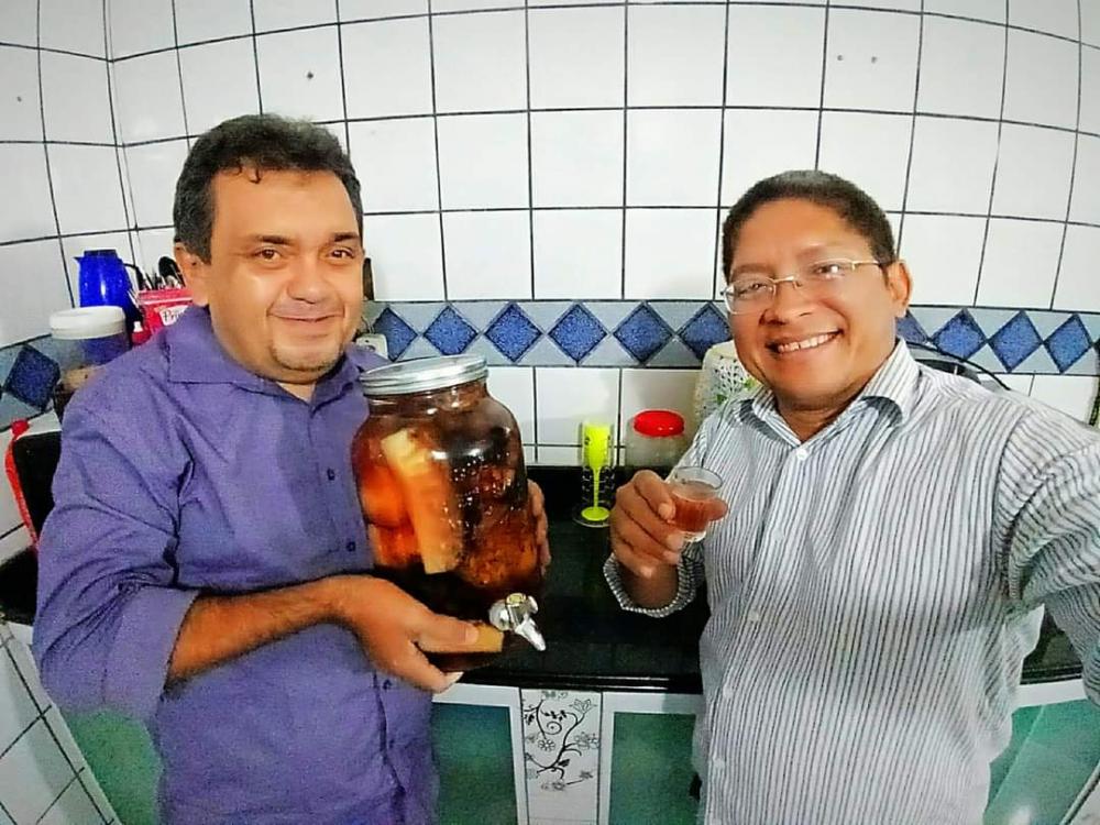 TChaves em sua residência recebendo Alberto Júnior para um bate-papo regado a uma 