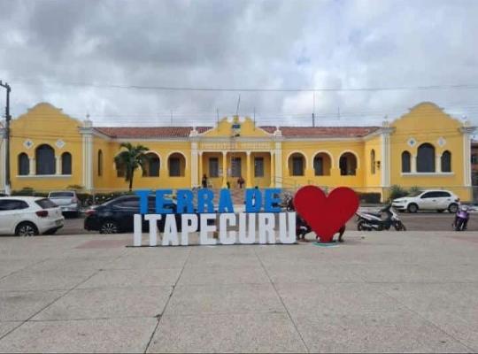 Letreiro com fragmentos da letra do hino de Itapecuru Mirim em frente ao palácio municipal sede do poder executivo. Foto: Adriana Capistrano