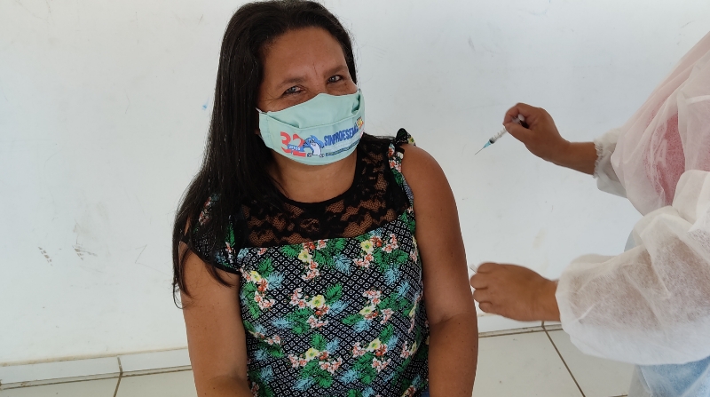 Professora Edna Teixeira do SINPROESEMMA sendo vacinada e convocando a categoria. Foto: Itapecuru Webtv
