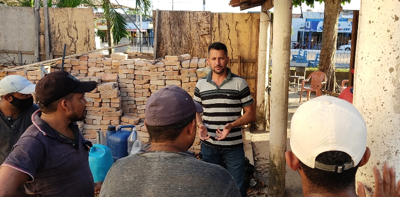 Prof Tiago Oliveira orientando equipe de obras da paróquia. Foto: Itapecuru Webtv