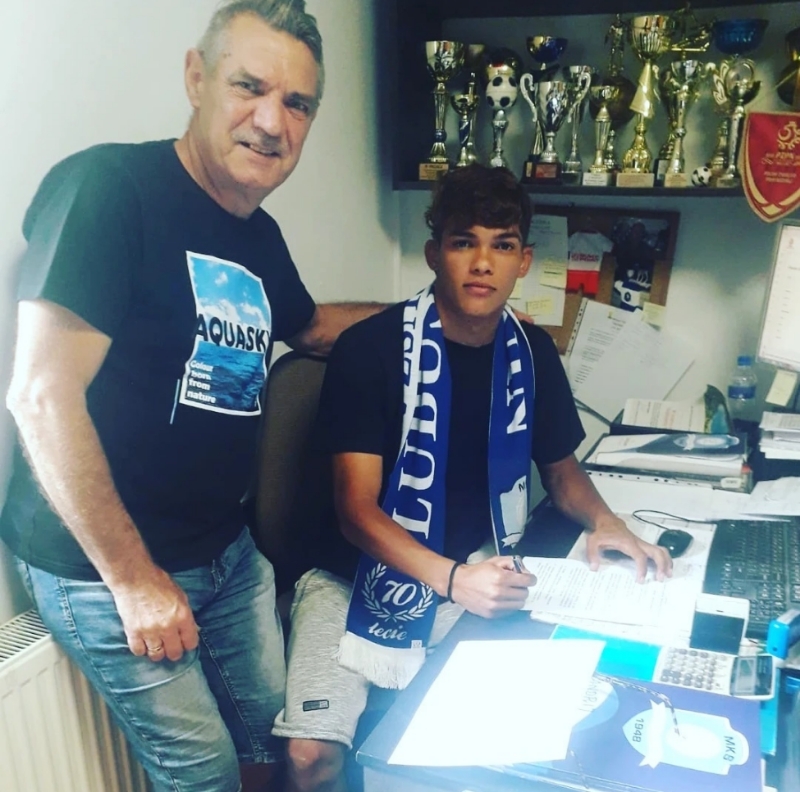 Wanderson Almeida assinando contrato com o clube Lubuszanin, da Polônia. Foto: RD11 Sports, reprodução