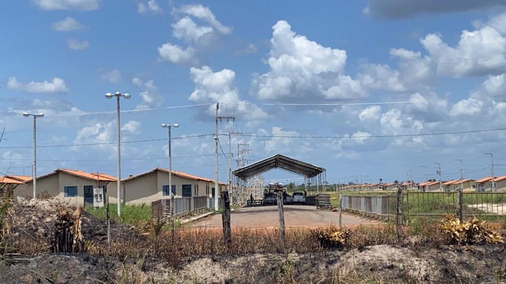 Palco sendo montado para solenidade de entrega no Conj Hab Milton Amorim. Foto: Reprodução