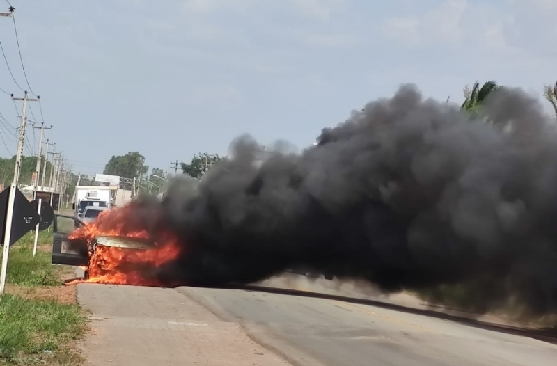 Carro pega fogo na BR-222 em Itapecuru Mirim e Bombeiros interditam rodovia