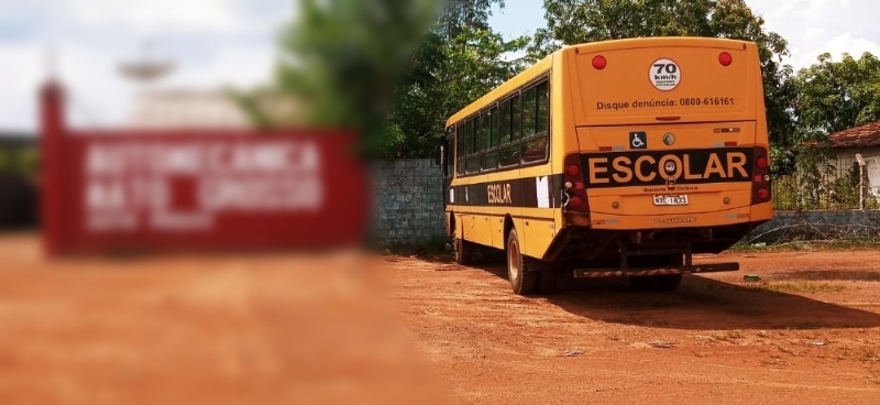Ônibus escolar do programa Caminhos da Escola em frete a oficina mecânica, em Itapecuru Mirim. Foto: Divulgação
