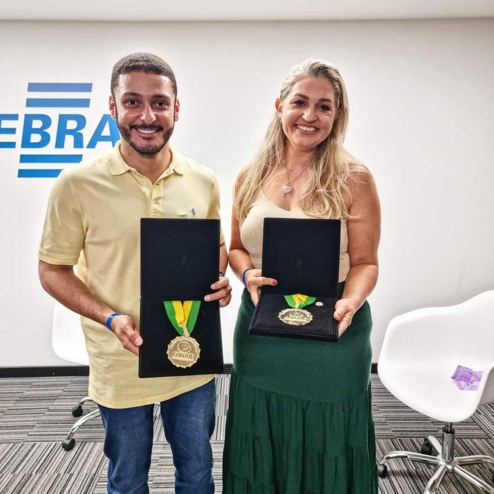 Deputado Wendell Lages ao lado da empresária Shirley Cunha, proprietária da SAMED. Foto: Reprodução