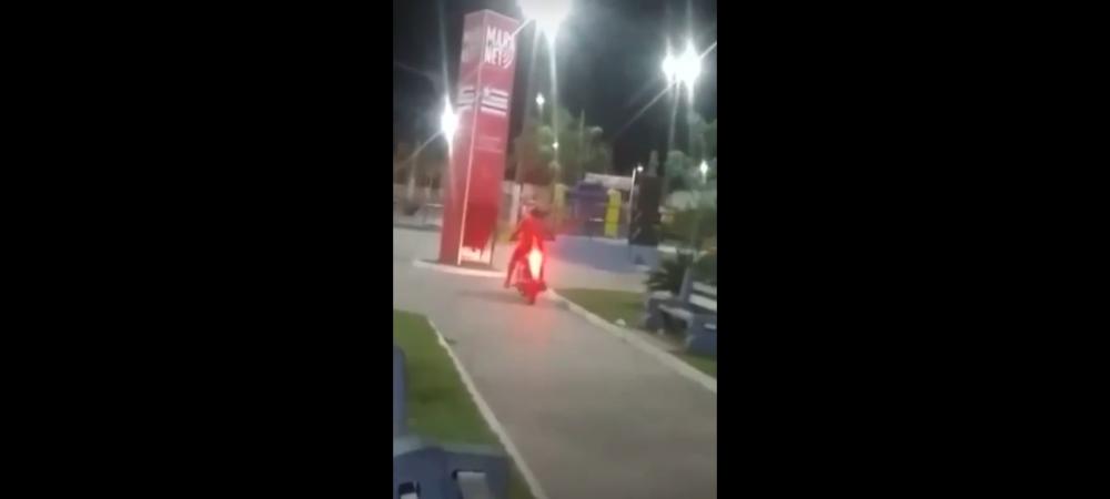 Vídeo: Homem destrói patrimônio público e sai rindo na madrugada, em Itapecuru Mirim