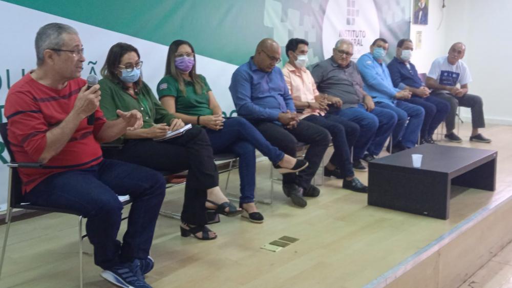 Mesa técnica mediada pelo professor Dr. Itaan Santos, da Universidade Estadual do Maranhão (UEMA) e membro da Academia Itapecuruense de Ciências, Letras e Artes (AICLA). Foto: IFMA/Itapecuru