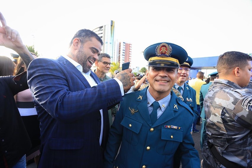 Paulo Victor entregar insígnias a Lourinaldo Barroso. Foto: Reprodução Instagram 