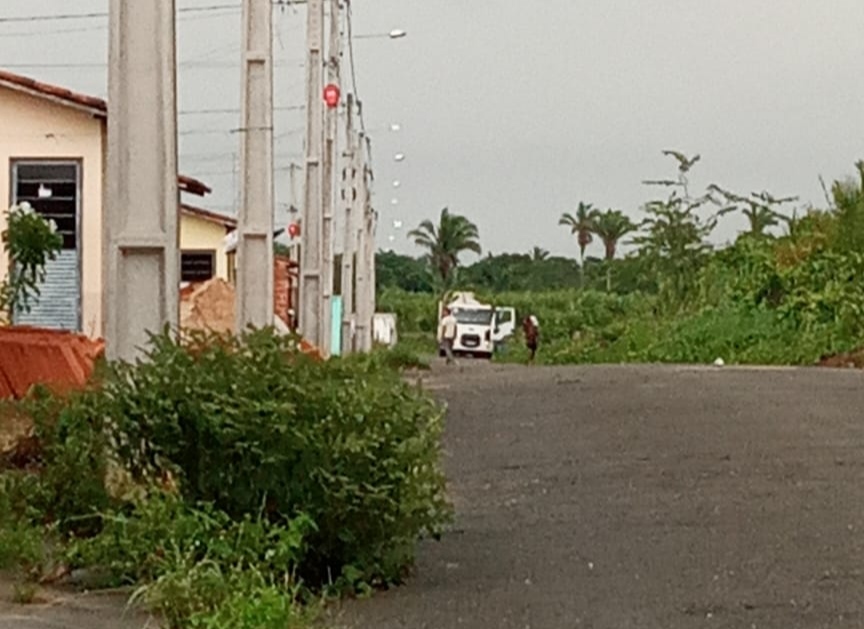 Caminhão despejando material no sistema de esgoto. Foto: Reprodução 