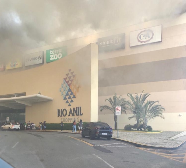 Rio Anil Shopping no momento do incêndio. Foto: Reprodução redes sociais 