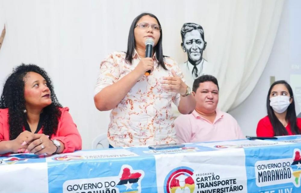 Secretária Samira Fonseca em discussão na solenidade. Foto: Ascom Prefeitura de Itapecuru Mirim 