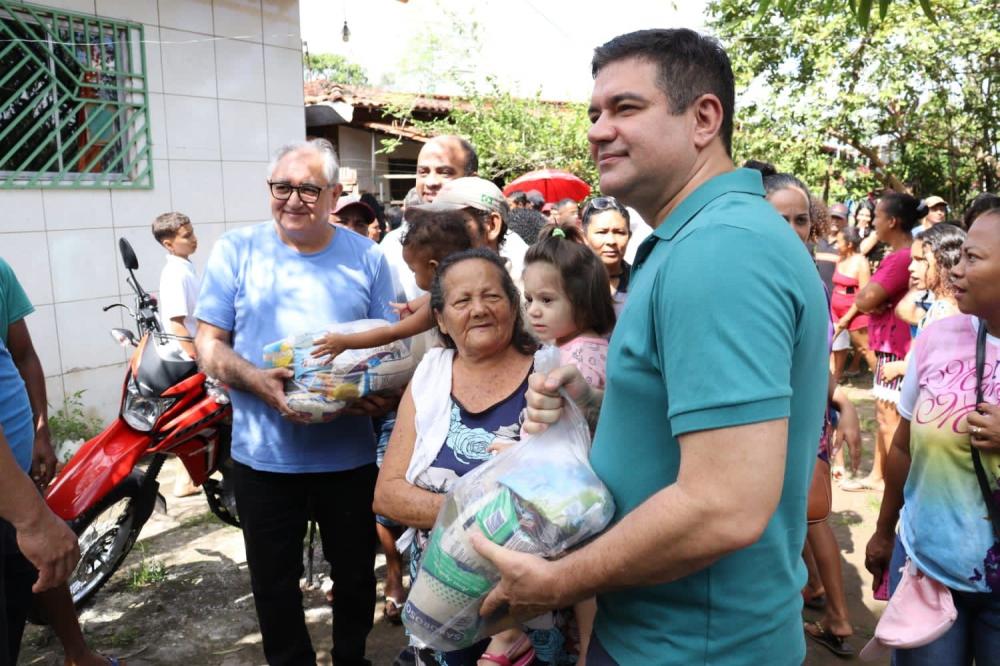Júnior Marreca (dir) entregando alimentos acompanhado do prefeito Benedito Coroba (esq). Foto: Reprodução