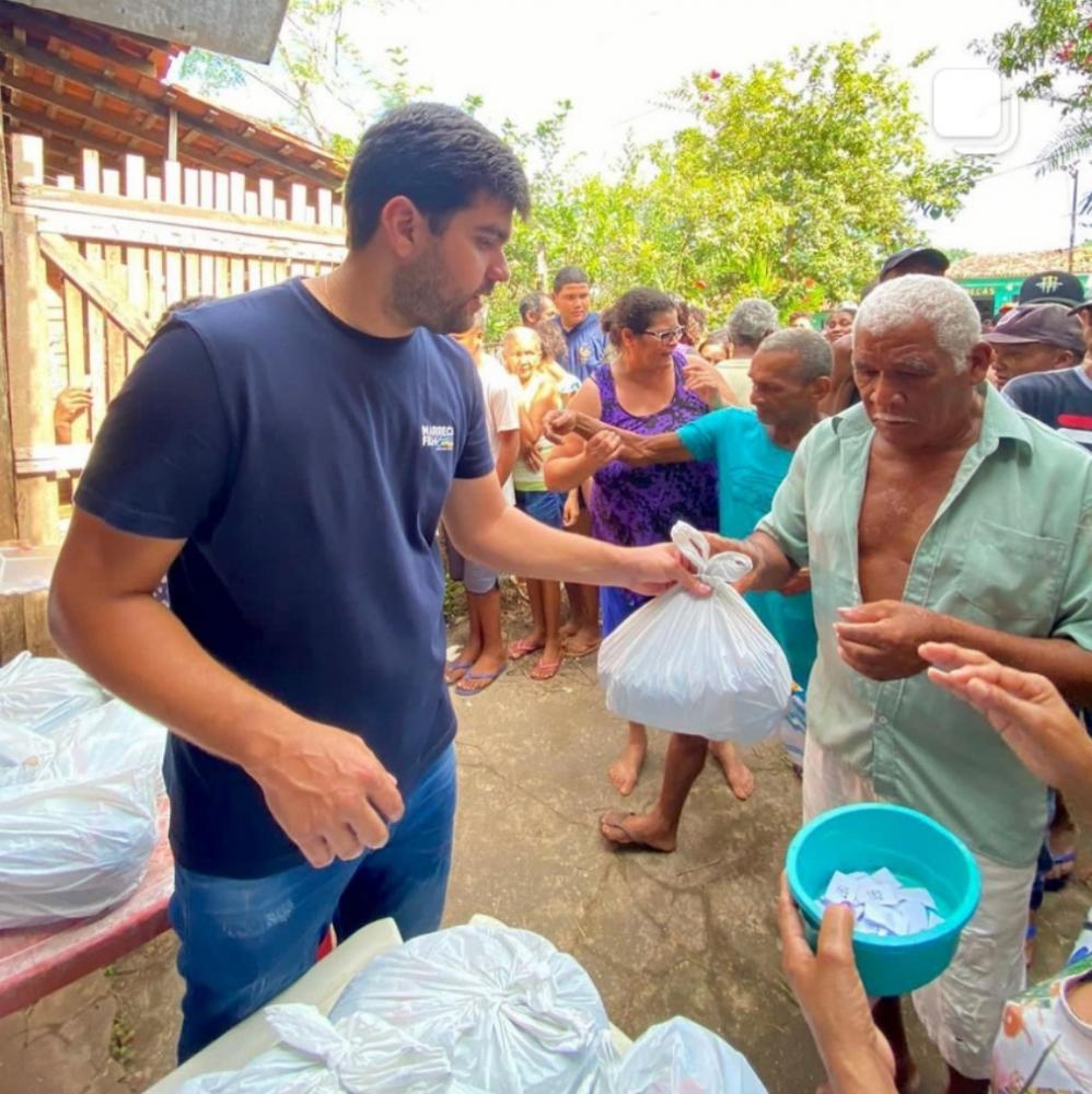 Marreca Filho distribui peixe a famílias carentes de Itapecuru Mirim