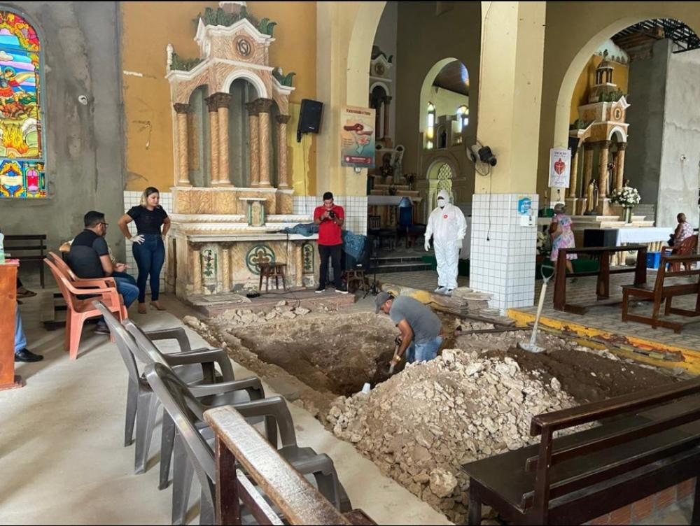 Lápides nas laterais do altar principal da igreja Matriz. Foto: Henrique Valentins