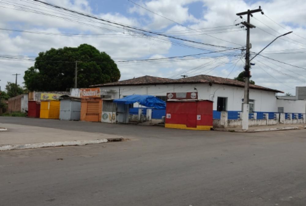 Traileres na praça da Cruz, centro de Itapecuru Mirim.